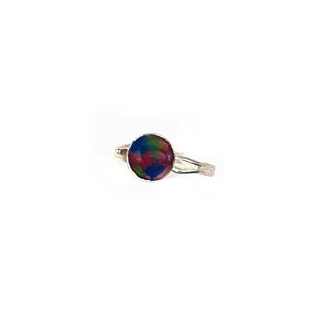 Bague multicolore pochée sur fondant